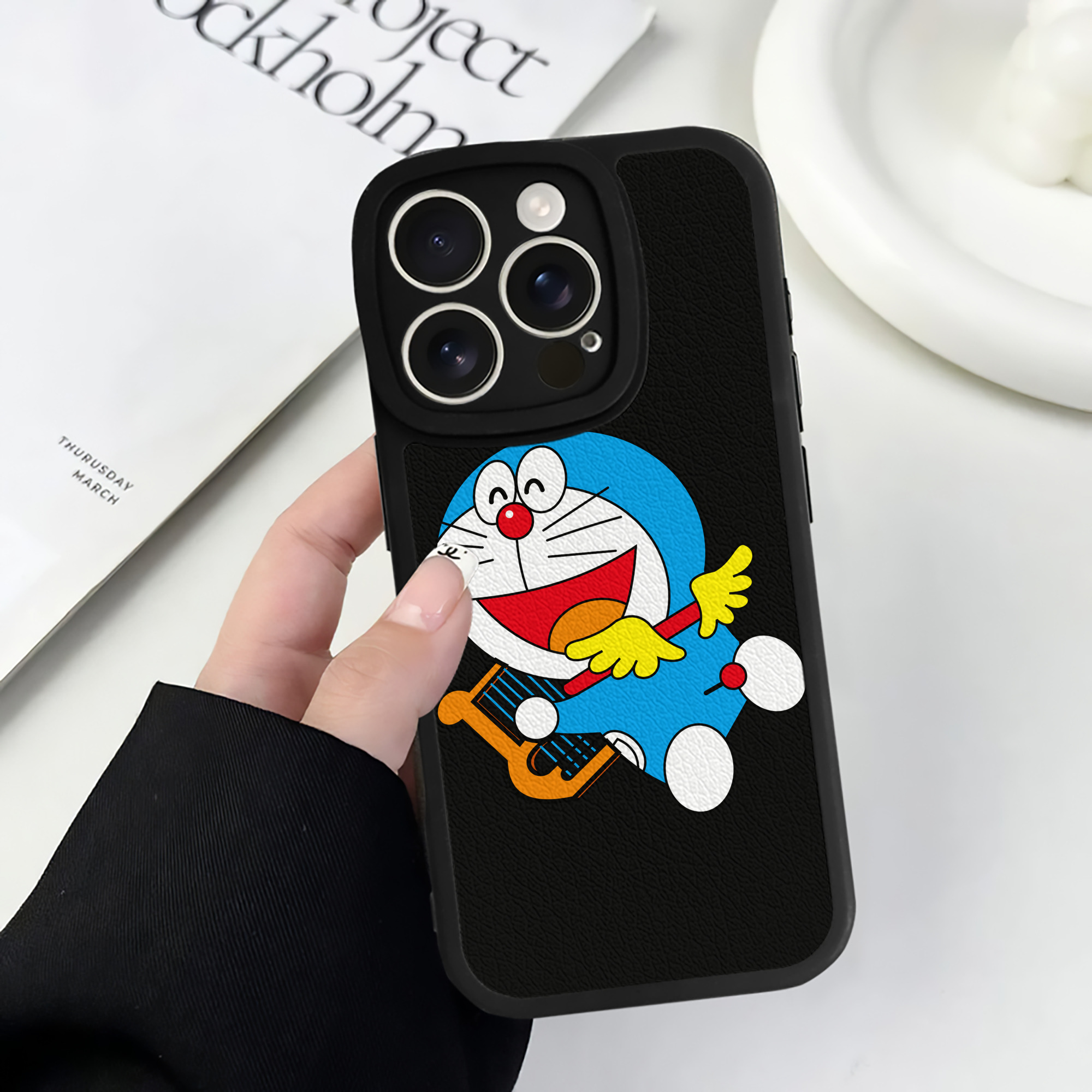 （画像用） ドラえもん Doraemon 【iPhone 16シリーズ対応】シリコンスマホケース（レザー調） 材質：シリコン